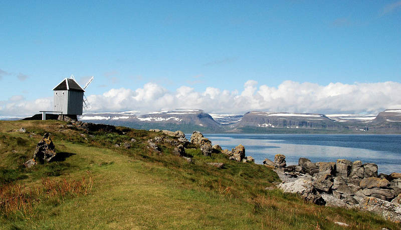 Windmühle (von 1840) auf Vigur, der zweitgrößten Insel der Westfjorde, Fläche: 0,59 km2