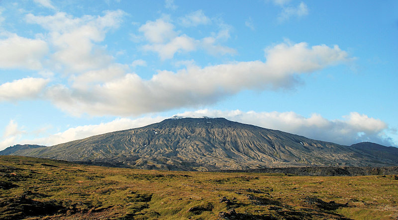 die Lavaflanke des Snaefellsjökull, ca. 1.450m hoch