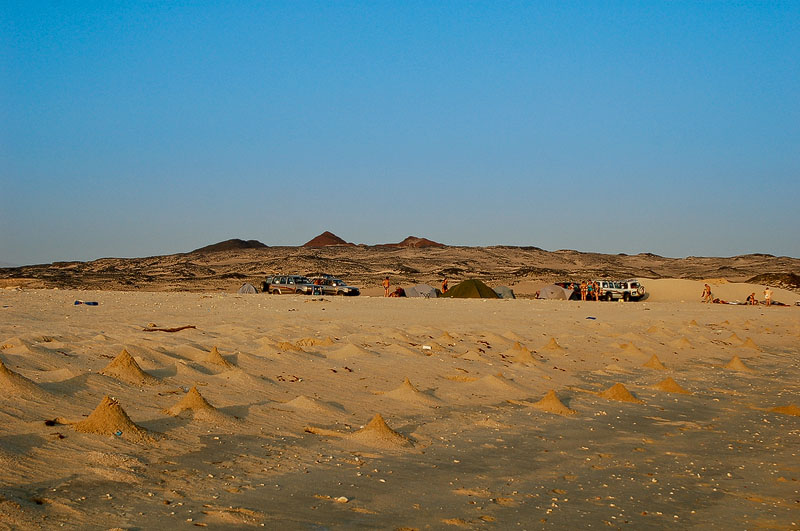 Unser Zeltlager am Strand von Bir Ali inkl. Krabbenhügel im Vordergrund