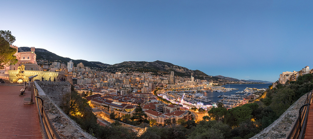 Blick über Monaco zur blauen Stunde