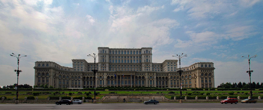 der Parlamentspalast in Bukarest, das zweitgrößte Gebäude der Welt nach dem Pentagon)