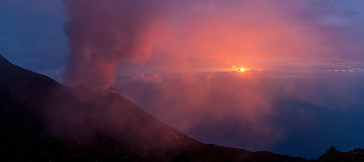 Sonnenuntergang am Gipfel des Stromboli