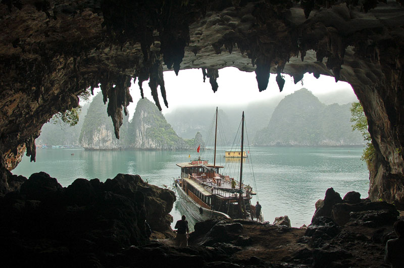 Höhle auf einer Insel in der Halong Bucht