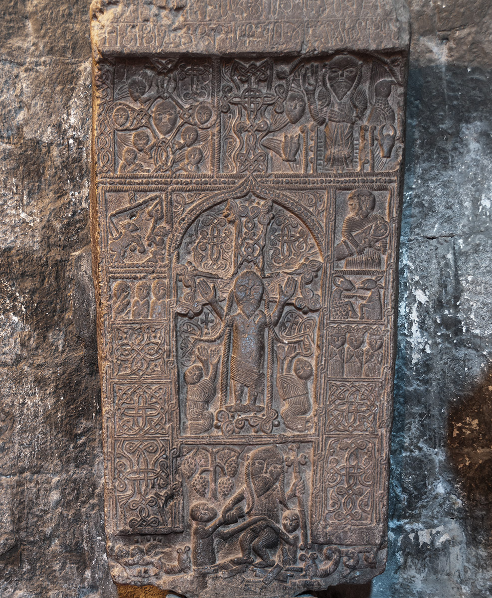 Kreuzstein in der Kirche am Sevan-See