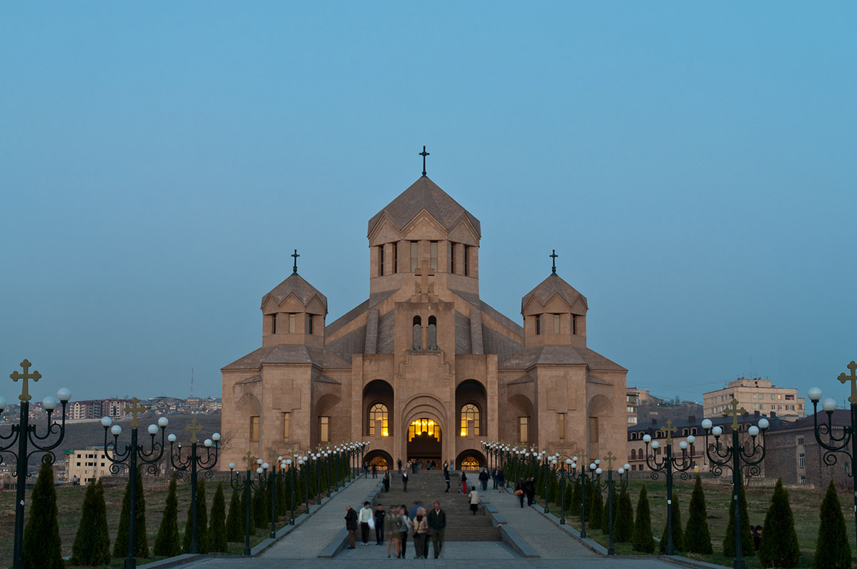 Kathedrale in Yerevan zur blauen Stunde