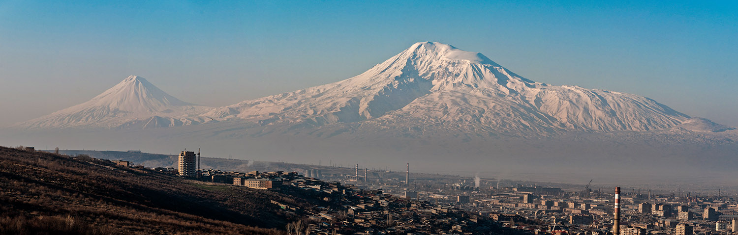 Blick über Yerevan zum heiligen Berg der Armenier, dem Ararat
