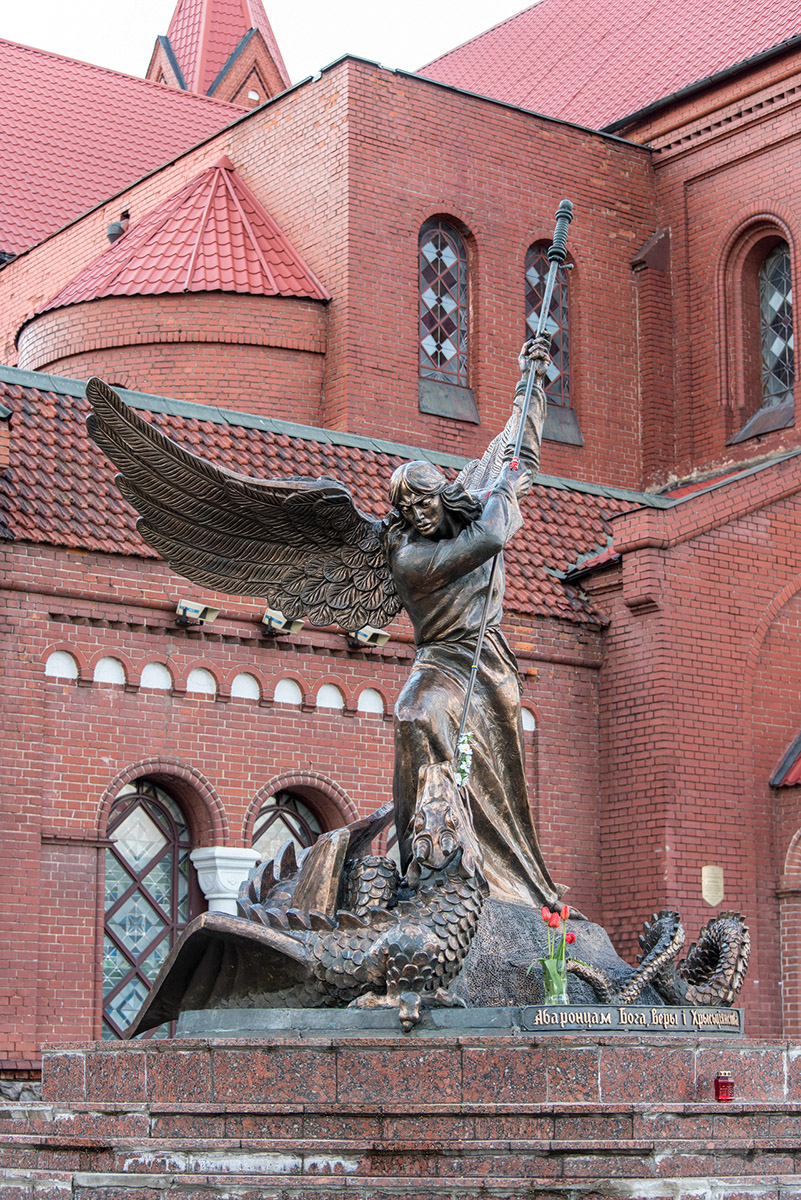 vor der "roten Kirche"