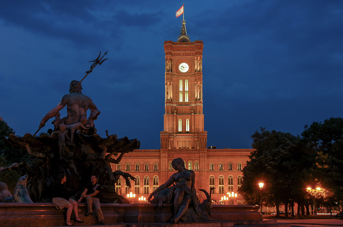 Rotes Rathaus mit Neptunbrunnen