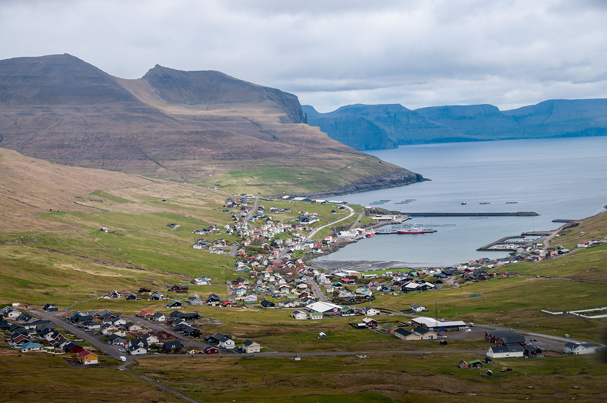 Blick auf Midvagur, auf der Insel Vagar