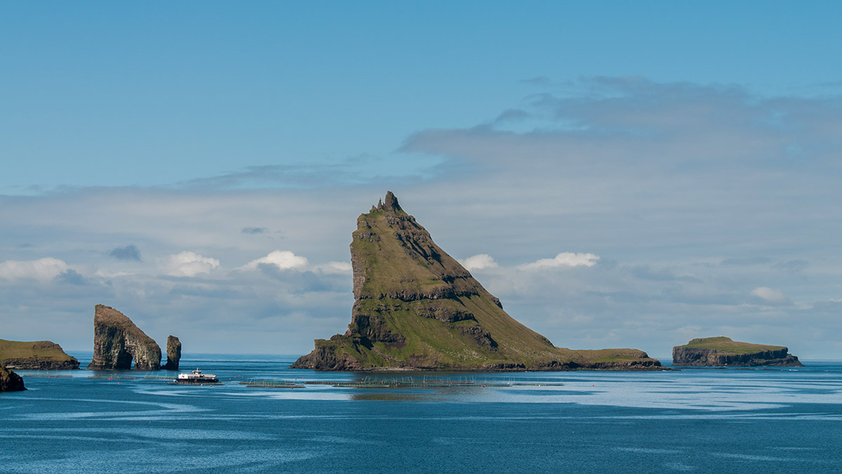 der bizarre Felsen Thindholmur