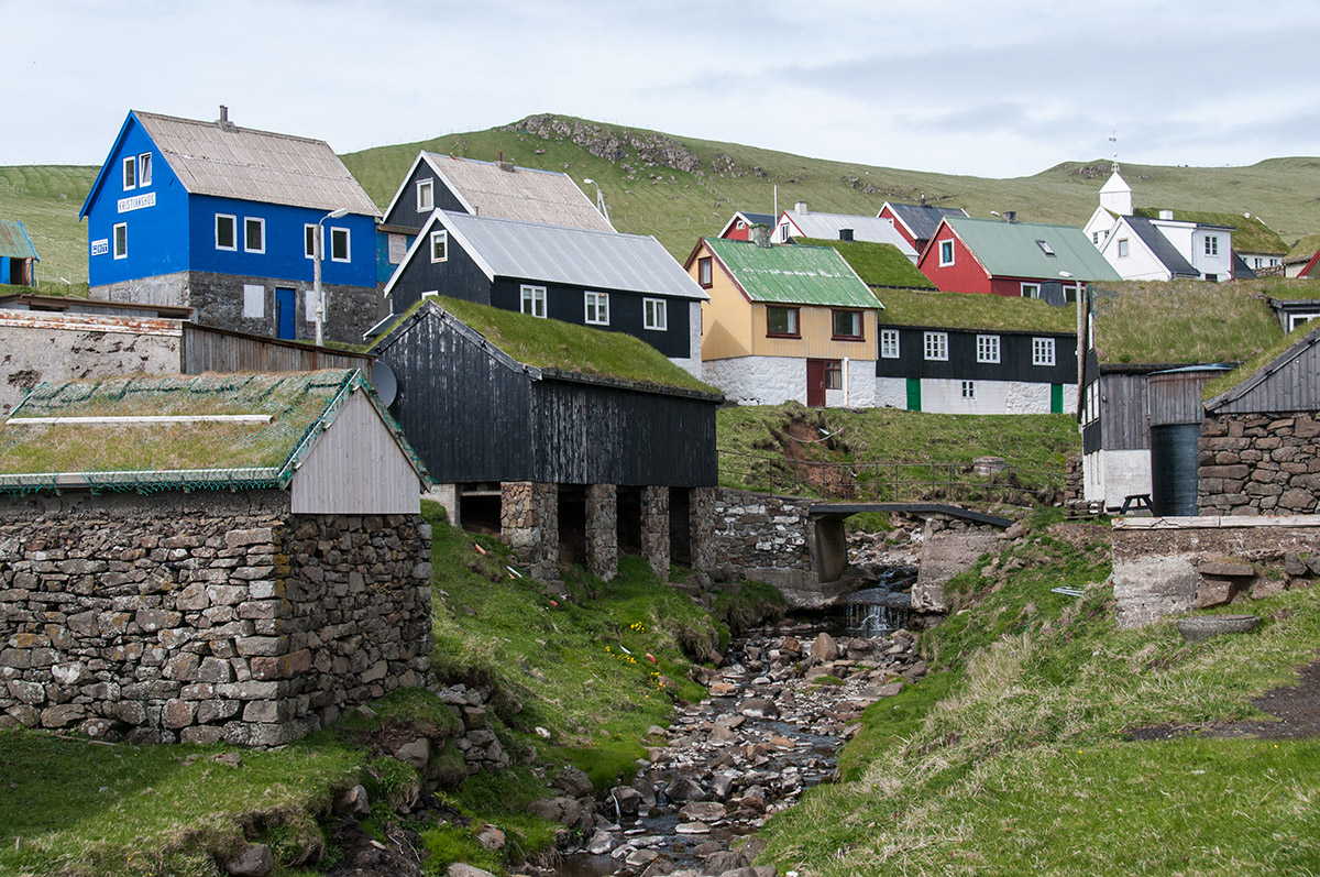 Mykines, der einzige Ort auf der Insel, 18 Einwohner teilen sich die Insel mit über 1200 Schafen