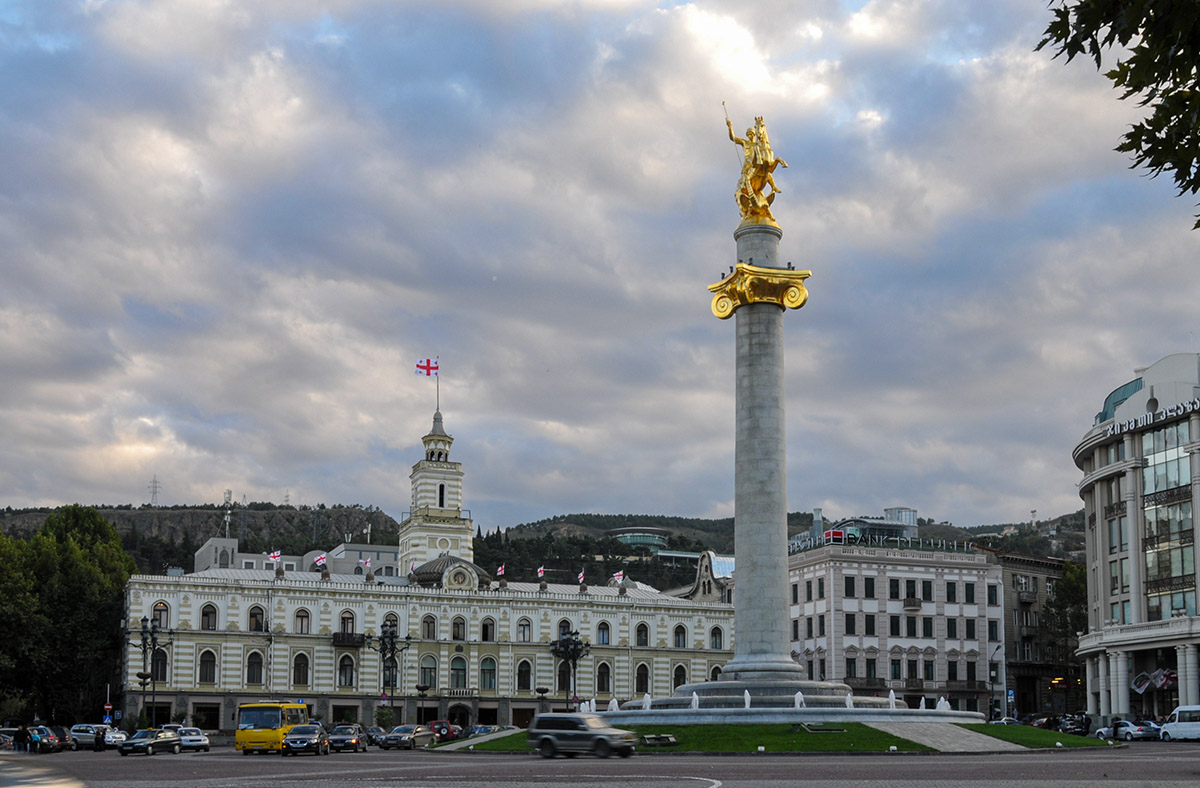 Tbilisi, Freiheitsplatz mit Rathaus und Georgsstatue