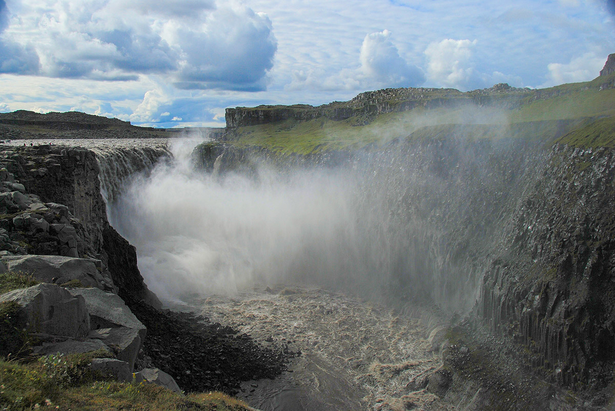 Dettifoss, der energiereichste Wasserfall Europas stürzt auf 100m Breite über 45m in die Tiefe