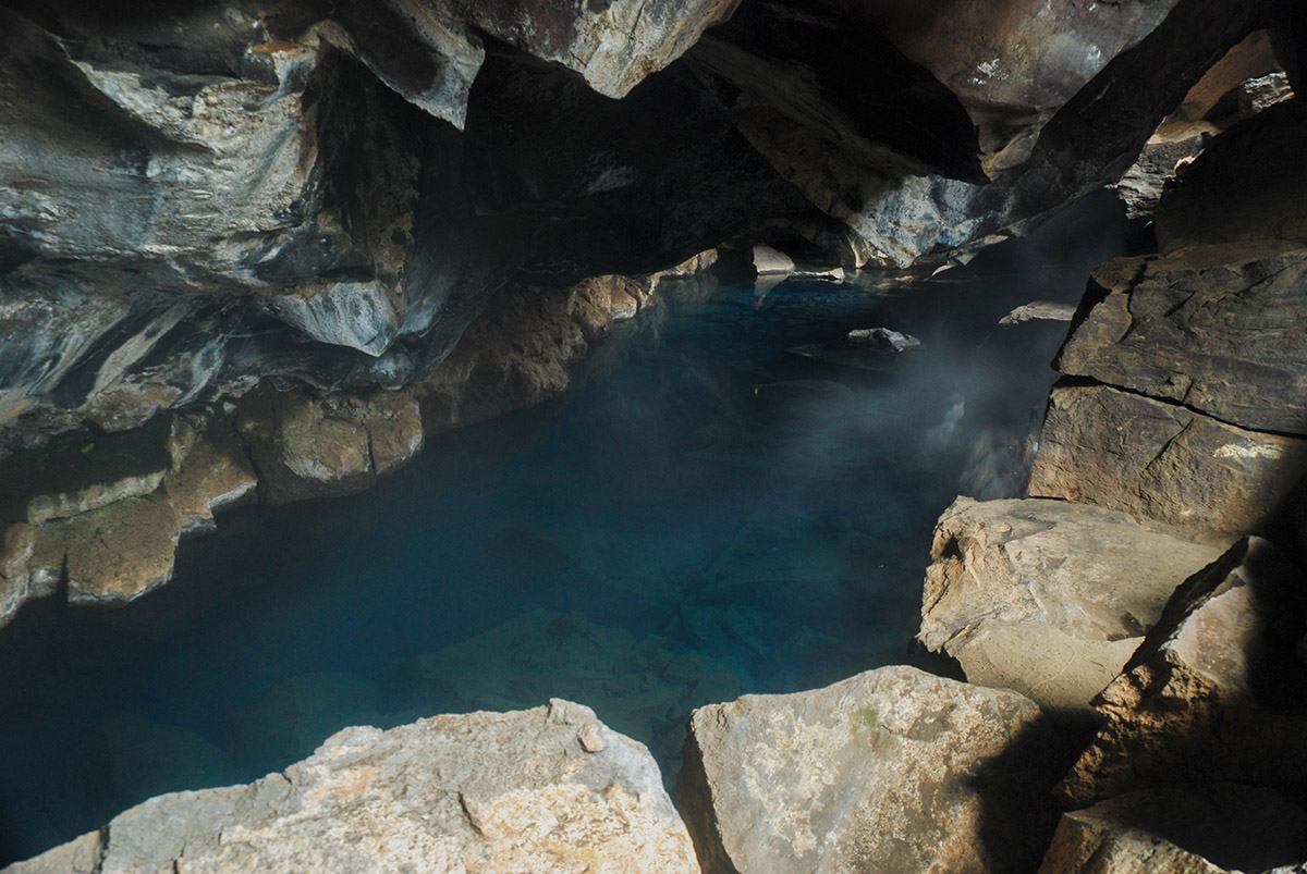 Schwefelhältiges Wasser in der Grjotagja Spalte
