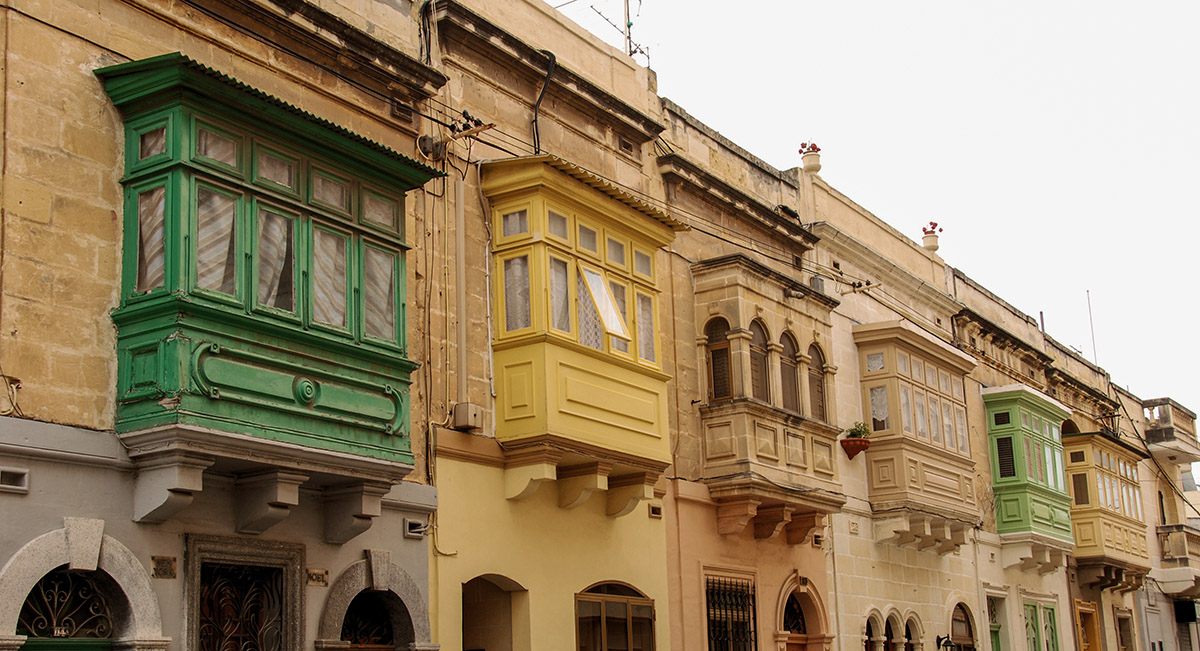 typische Balkone auf Malta
