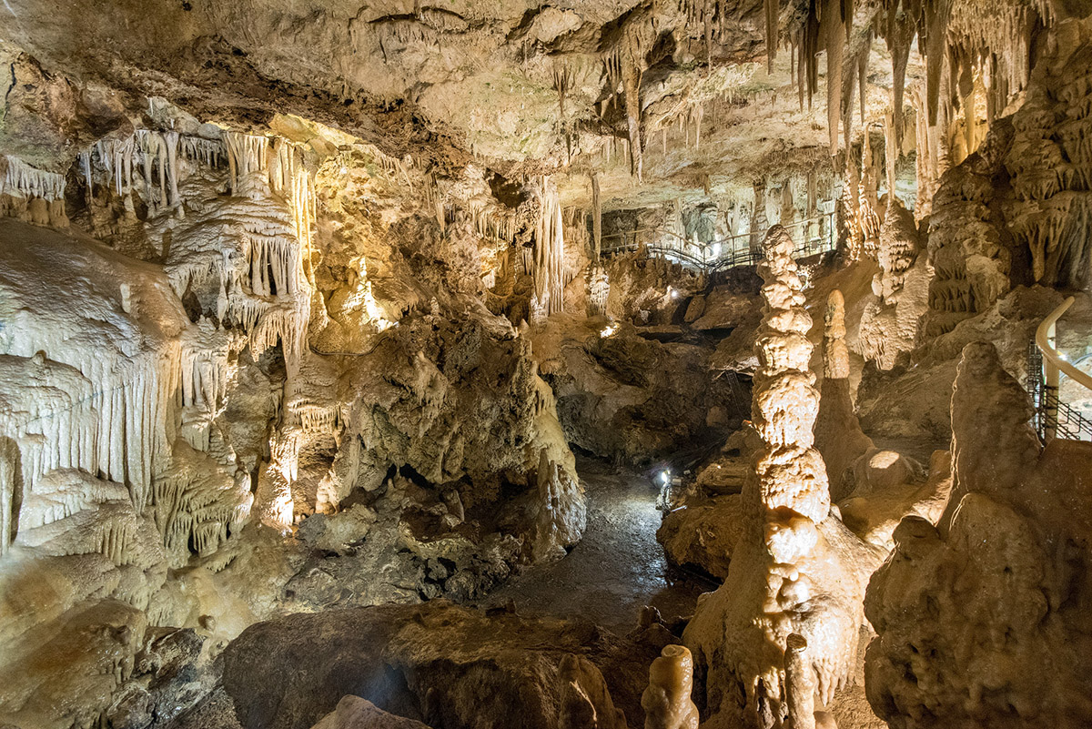 die Tropfsteinhöhle im exotischen Garten