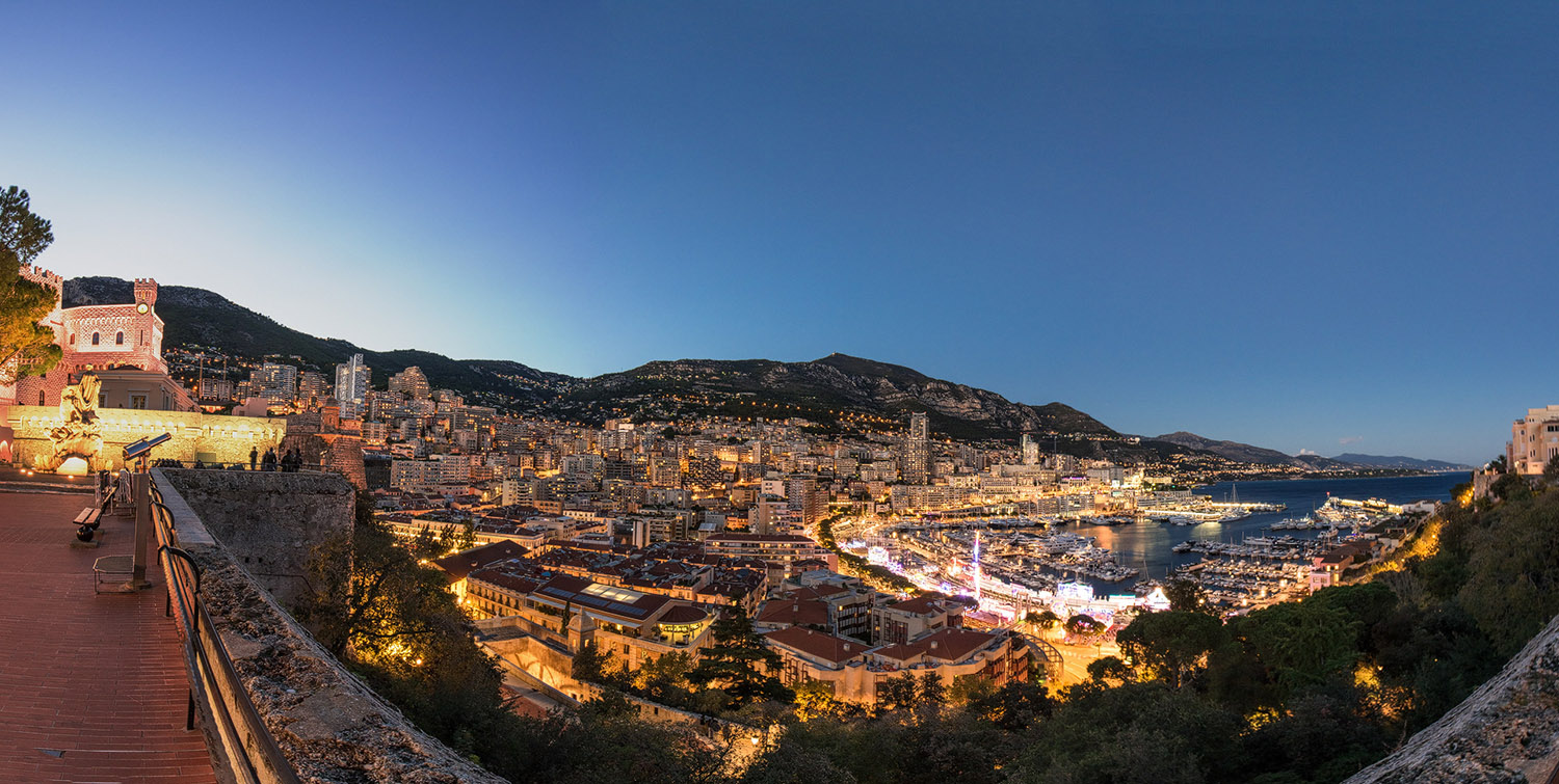 Blick über Monaco zur blauen Stunde