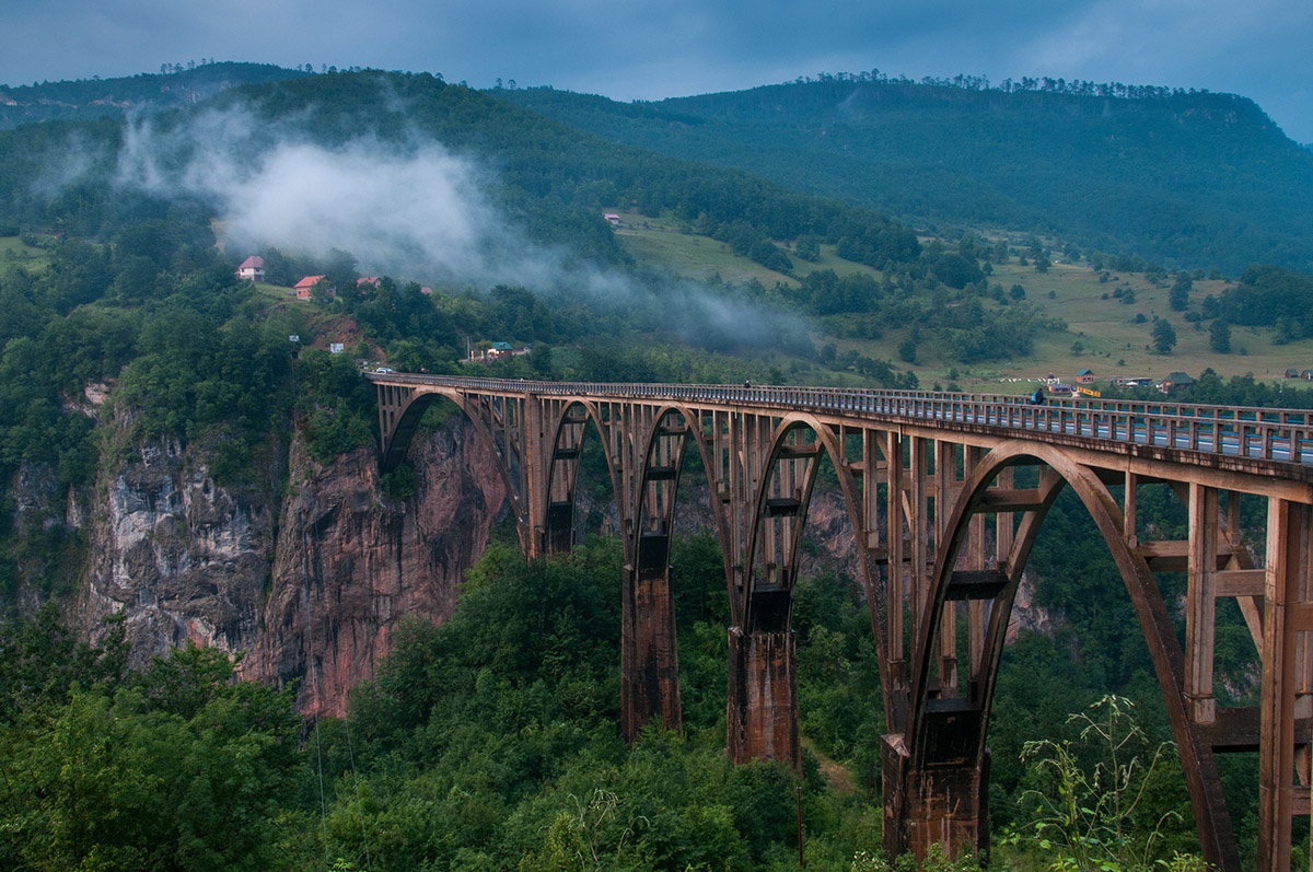 Tara-Brücke nach dem Regen