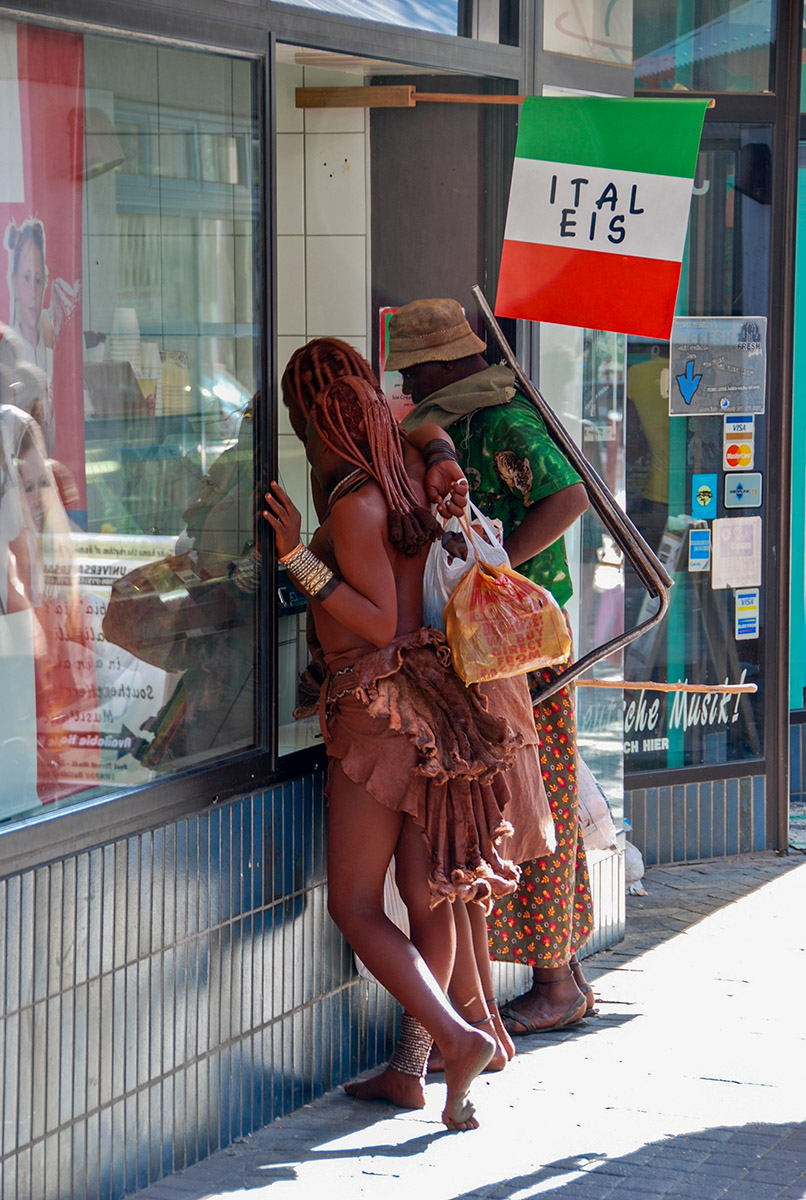 Himba-Frauen beim Italiener