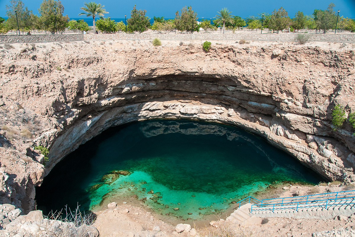 "Sinkhole" im Bimah