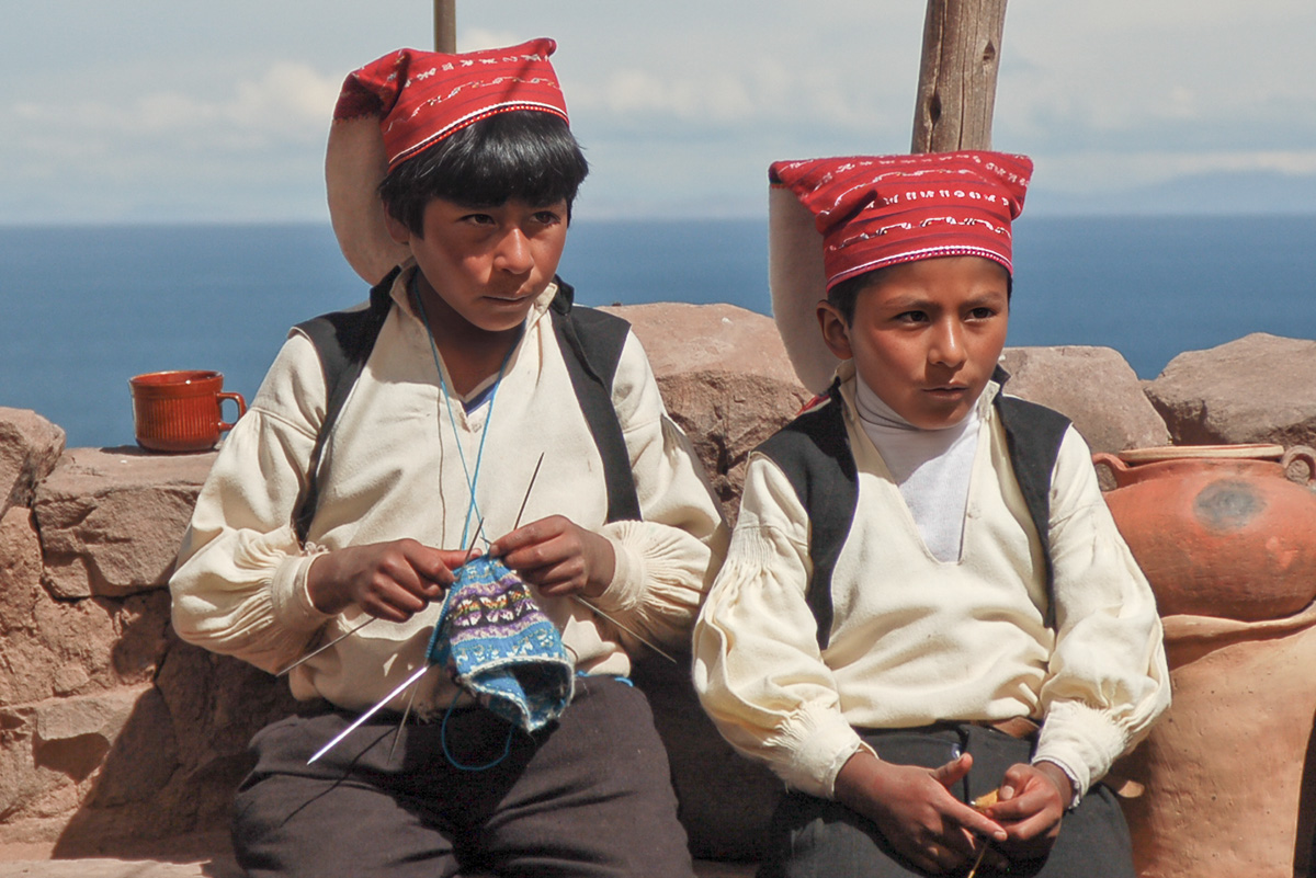 Strickende Burschen auf Taquile im Titicaca-SSee