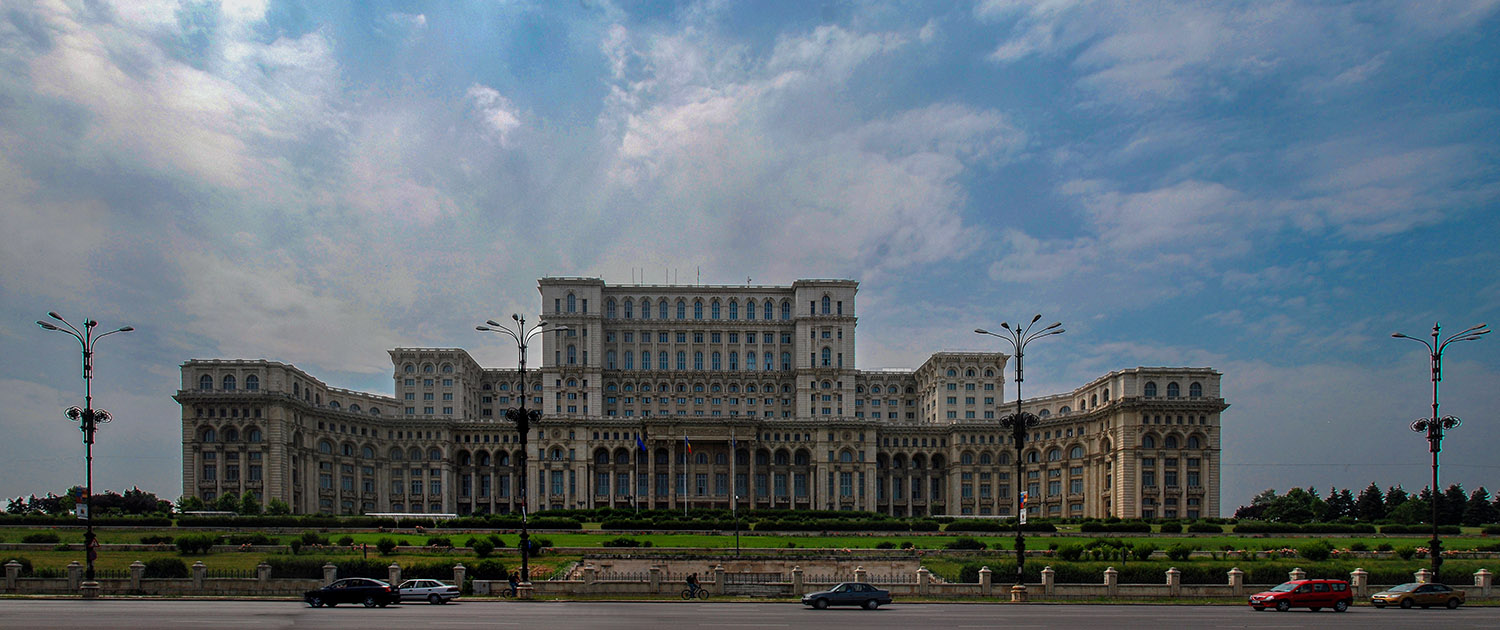 der Parlamentspalast in Bukarest, das zweitgrößte Gebäude der Welt nach dem Pentagon)