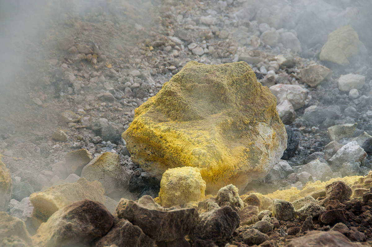 Schwefelablagerungen auf dem aktiven Vulkan Vulcano