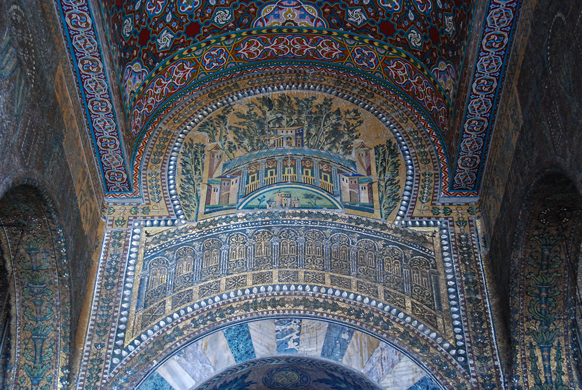 imposantes Portal der Moschee