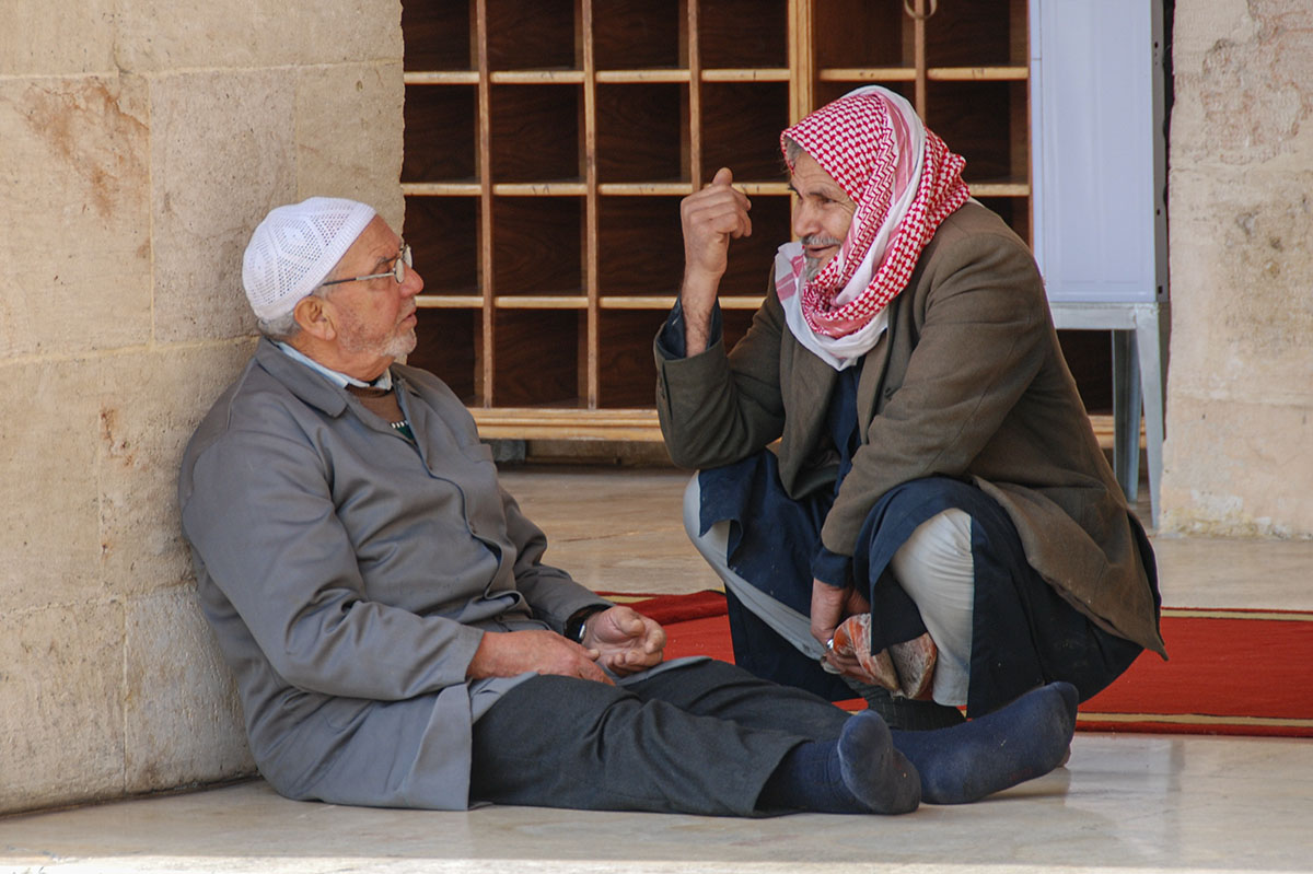 Gespräche im Innenhof der Moschee